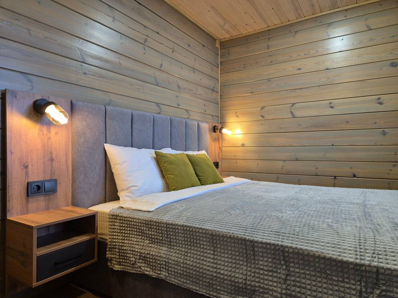 Полулюкс №1 с двумя комнатами и двумя двуспальными кроватями