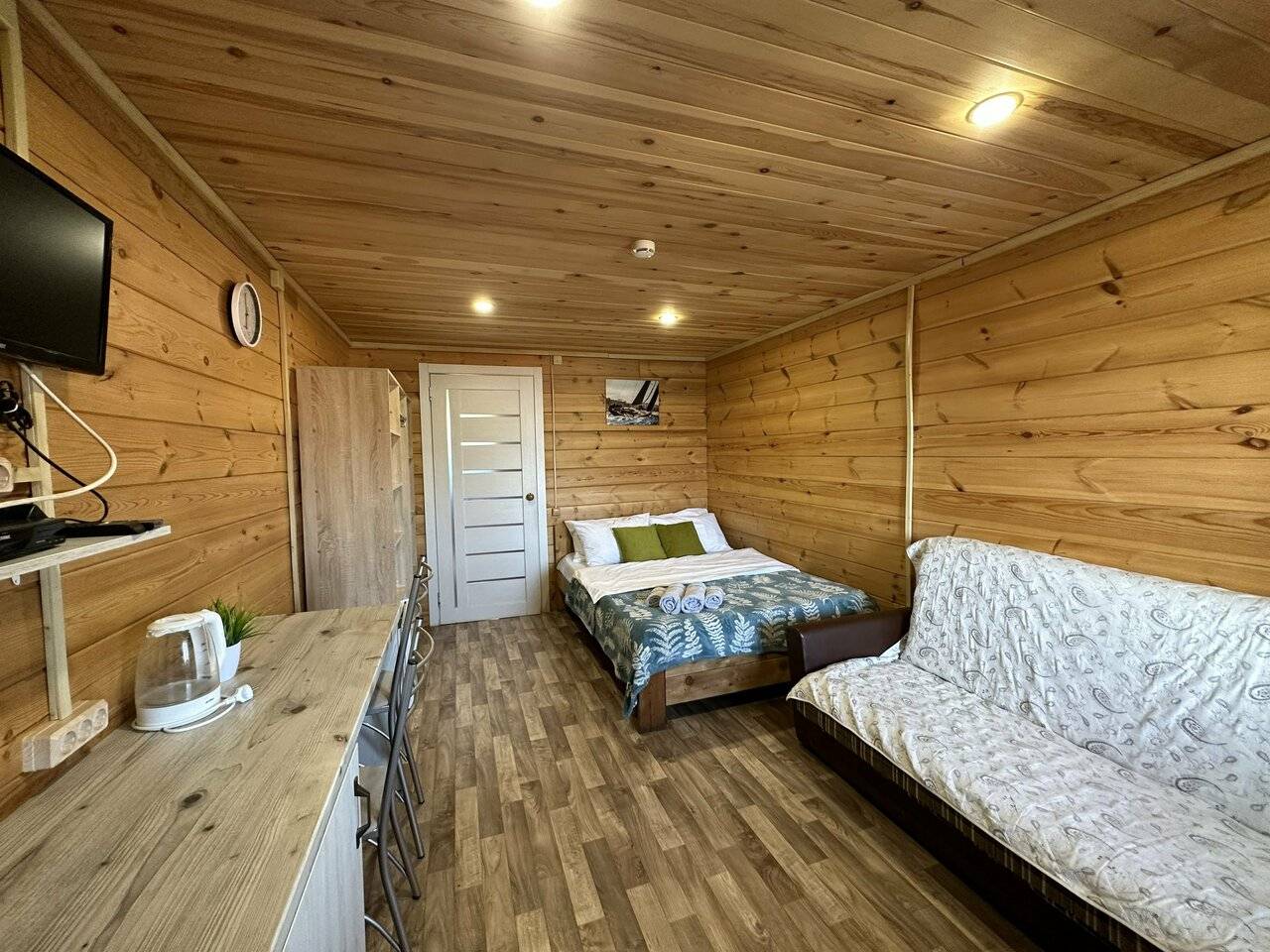 Семейный номер с видом на озеро